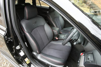 グレーパンチングのアルカンターラとブラックレザーを組み合わせたシートには、赤いステッチとSTIの刺しゅうゴロが施される。