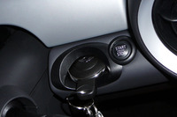 スタートボタンでエンジン始動。