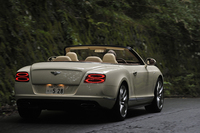 「コンチネンタルGT V8 S コンバーチブル」の動力性能は最高速度308km/h、0-100km/h加速4.7秒。