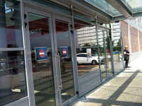 ひととおり「マーケット」を見ないと出られない。そのため出入口は別々。