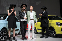 発表会のステージイベントを飾ったモデルらと談笑する、ルノー・ジャポンの大極 司社長（写真向かって右から2番目）。