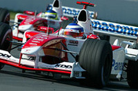 初のダブル入賞にわいたトヨタ勢。オリヴィエ・パニス（写真前）5位、クリスチアーノ・ダ・マッタ（写真後）6位で、計7点を獲得。コンストラクターズランキング9位から、BARホンダの1点ビハインド、6位にアップした（写真＝トヨタ自動車）