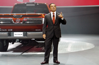 新型「タイタンXD」の発表会においてスピーチに立つ、日産のカルロス・ゴーンCEO。「タイタン」は日産が北米で販売しているフルサイズピックアップトラックであり、今回のフルモデルチェンジにともない、車名が「タイタンXD」に変更された。
    