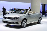 「フォルクスワーゲン・イオス」は、最新の「ゴルフ」などに通じる新しい意匠のフロントマスクを手に入れた。