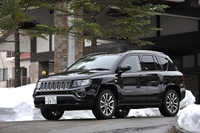 ジープ・ブランドのエントリーモデルである「コンパス」。日本では2012年3月に発売された。
    