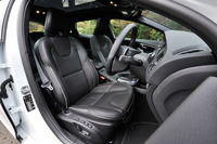 ナッパレザーの専用シートやステアリングホイール、ハンドブレーキグリップ、シフトブーツには、白のステッチやパイピングなどが施されている。