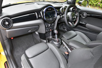 「カーボン・ブラック」カラーのレザークロスパンチシートと、ピアノブラックのインテリアパネルがスポーティーな雰囲気を演出する。