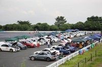 コース脇は、スタンバイする参加車両で埋め尽くされる。いかにも“走り屋”っぽいクルマが多いが、「フィット」や「デミオ」などもちらほら。