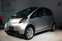 車内環境を改善するシート生地、三菱が「i（アイ）」に採用の画像