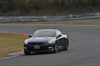 【スペック】ピュアエディション：全長×全幅×全高＝4670×1895×1370mm／ホイールベース＝2780mm／車重＝1730kg／駆動方式＝4WD／3.8リッターV6DOHC24バルブターボインタークーラー付き（530ps/6400rpm、62.5kgm/3200-6000rpm）／価格＝869万4000円（テスト車＝1003万8000円／スペックV用RECAROカーボンバケットシート＝130万2000円／特別塗装色＝4万2000円）