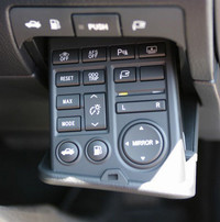 GSのスイッチコンソールは格納されており、ボタンを押すと出てくる仕組み。