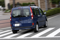 セニック用の電動パワステをベースにすることで、操舵に要する力が従来型から40％も減ったとのこと。実際に操作してみると、ステアリングが軽くなったことよりも作動がスムーズになったことが印象的だった。社内計測値では、従来型よりも走行時のノイズが50％減ったとのことだけれど、確かに静かになっていた。