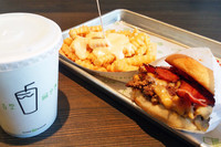 私が注文したのは「スモークシャック」のダブルと「チーズフライ」、「スプライト」。今回伺って初めて知ったのですが、ドリンクメニューにコーヒーがないんですね。