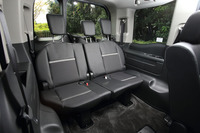 定員3人の3列目シートは、6：4の分割式。簡単な操作で床下に収納することができる。