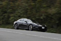 0-100kmの加速タイムは、3.8秒（スポーツプラスモードのローンチコントロール機能使用時）。最高速度は306km/hをマークする。テスト車の燃費値は、ドライブコンピューター上で6.8km/リッターだった。