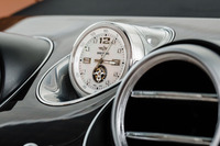 豊富なオプションとパーソナライズメニューがそろう。その中にはトゥールビヨン脱進器を備えた15万ユーロのクロックも含まれている。