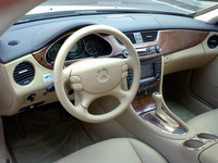 内装はウッドとレザーをふんだんに使い、ラクシャリーに仕上げた。