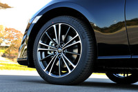 テスト車は215/45R17サイズのミシュラン・プライマシーHPを装着していた。