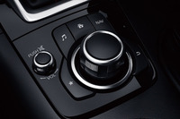 各種情報を操作する「コマンダーコントロール」。センターコンソールに配置される。