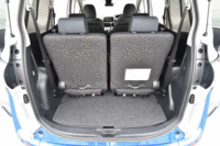 荷室の様子。写真手前に見える3列目シートは、2列目の下に折りたたみ収納できる。（写真をクリックするとシートアレンジが見られます）