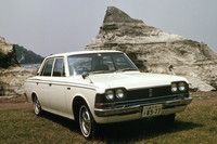 1967年に登場した3代目「クラウン」（MS50系）は、直6エンジン搭載車が主流となった。「白いクラウン」のキャッチフレーズを掲げてオーナードライバー市場を拡大したが、68年にはよりパーソナル性を高めたクラス初の2ドアハードトップも加えられた。