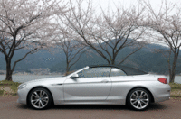 ソフトトップは、19秒でフルオープン、24秒でクローズする。いずれも走行速度40km/h以下であれば操作が可能だ。足元には、19インチVスポーク・スタイリング366アロイホイールが標準で装備される。
	写真をクリックするとソフトトップの開閉が見られます。