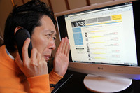 電話やネットでタイヤ在庫を必死に照会する筆者（イメージ）。