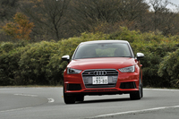 ステアリングギアは「A1」が16.2であるのに対し、「S1」では14.8まで速められている。