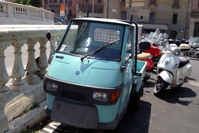 シエナのバイク用駐車場にたたずむ「アペ50」。参考までに、現在イタリアでの価格は4873ユーロ（58万円）から。