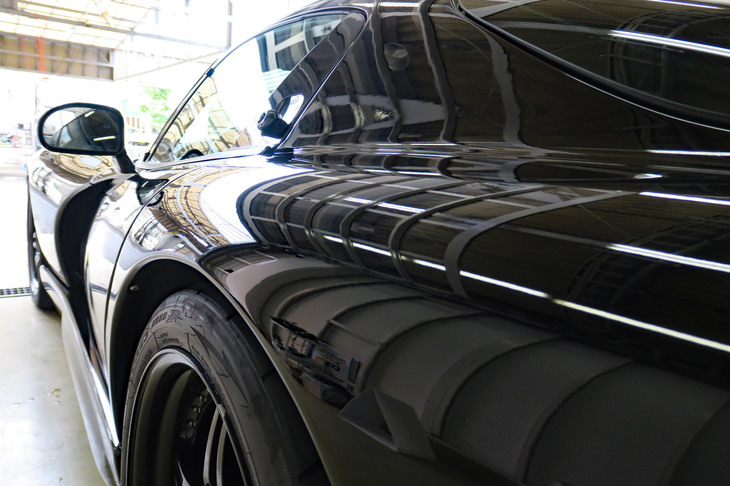 フェンダーパネルに映り込む、ピットの壁や天井の“解像度”に注目。「単体だと分かりづらい」という方は、やはり2ページ目・3点目の写真と比較を。