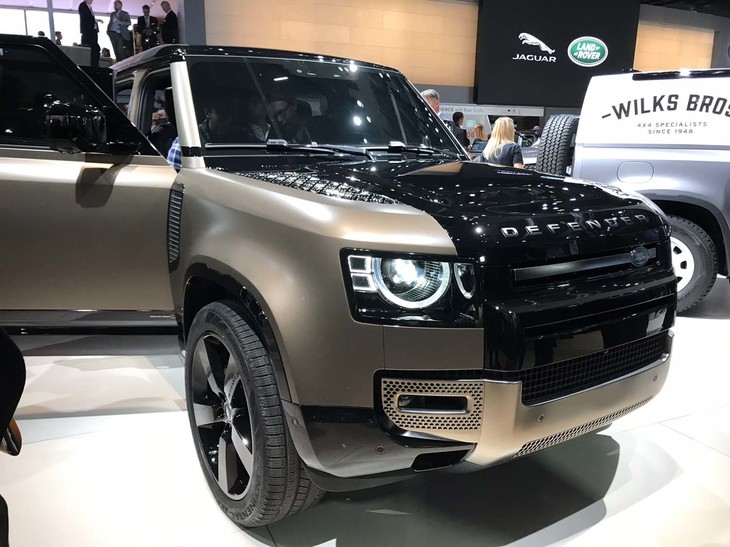 ランドローバー・ディフェンダー110（フロントまわり）