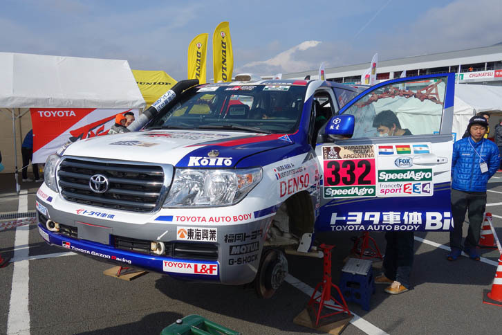 ダカールラリーの市販車ディーゼルクラスに参戦を続けているトヨタ車体の「ランドクルーザー」は、タイヤ交換のデモンストレーションとともに展示された。この車両は2013年のダカールラリーに参戦した本物で、ボディーカラーやデカールを2017年型に仕上げたもの。