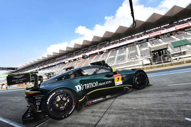 SUPER GT第5戦の予選タイムアタックで、ピットを後にするヴァンテージGT3。藤井誠暢選手がQ1を、ジョアオ・パオロ・デ・オリベイラ選手がQ2を担当した。