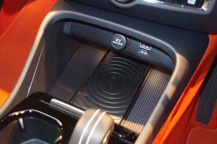 センターコンソールの小物入れスペース。グレードにより、スマートフォンの非接触充電機能が備わる。