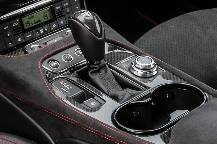 トランスミッションはトルコン式の6段ATのみ。かつては「MCシフト」と呼ばれるシングルクラッチ式ATをトランスアクスルレイアウトで搭載するドライブトレインも設定されていたが、現在は廃止されている。