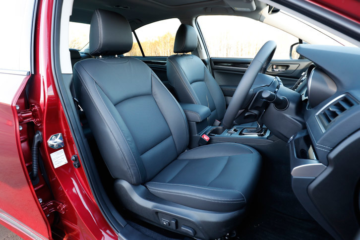 「リミテッド」に標準装備される本革シート。ブラックとアイボリーの2色が用意される。