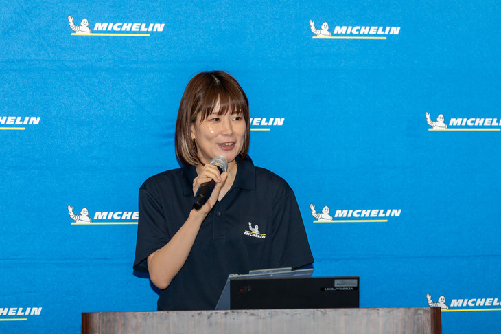 「パイロットスポーツ5エナジー」と「プライマシー5エナジー」の特徴やミシュランの取り組みなどを紹介した日本ミシュランタイヤのマーケティングディレクター、梶 恵子氏。