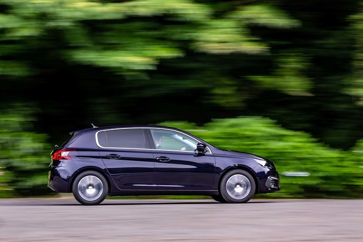 5ドアハッチバックの「308」のホイールベースは、2620mm。コンパクトなボディーサイズから想像するよりも、後席の居住空間は広く快適である。ちなみにステーションワゴン版の「308SW」のホイールベースは、110mm長い2730mm。