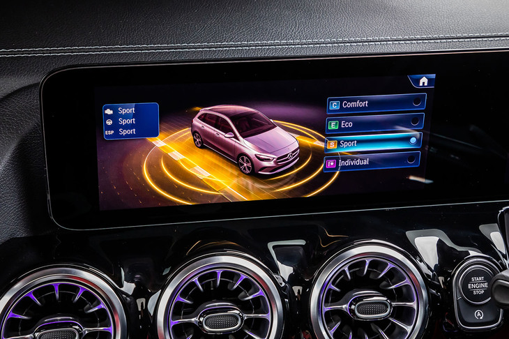 走行モードの選択画面。「Comfort」「Eco」「Sport」そして「Individual」の4種類から任意に選択できる。センターコンソールパネルに備わるスイッチのほか、画面に直接タッチすることでも走行モードの切り替えが行える。