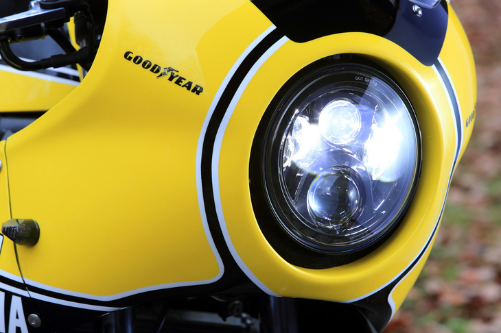 細井氏が特にこだわったというのがイエローのカラーリング。オリジナルの「YZR500」には装着されなかったウインカーについても、形状や取り付け位置などでおおいに悩んだという。