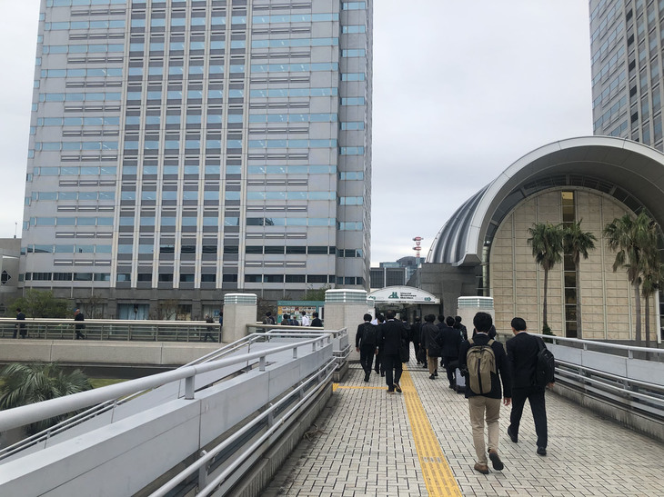 テック系イベントだが、アメリカ・ラスベガスの「CES」などとは違い、会場に向かう人々の格好は真面目であった。