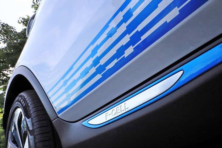 サイドスカートにもブルーのアクセントがあしらわれるほか、ドアパネルには「F-CELL」をかたどったデカールが貼られている。