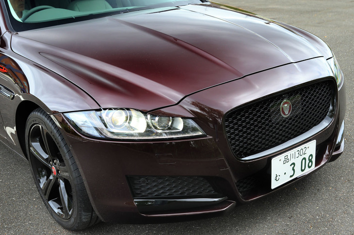 試乗車にはグリルの縁取りやサイドベントの装飾などをブラックでコーディネートする、オプションの「ブラックパック」が採用されていた。