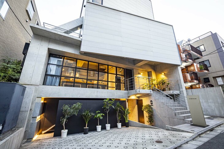 「RANGE ROVER SPORT SV Unlocked」の会場となった東京・渋谷のスタジオ。内覧会は、さまざまな展示が行われている各フロアを巡るかたちで行われた。