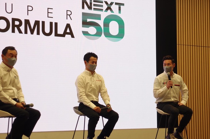 この日はレーシングドライバー代表として、トヨタ系ドライバーである小林可夢偉選手（写真右）とホンダ系ドライバーの山本尚貴選手（中央）も姿をみせた。「F1やインディからは、モータースポーツはそれぞれの国や地域に合った見せ方があると感じる」という小林選手は、「今回のプロジェクトについても、しっかりその点をリサーチしたうえで日本の人々にアピールすべき」とコメントした。