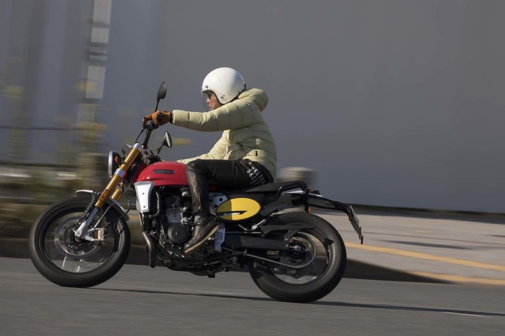 「スクランブラー500」の最高出力は40PSにすぎないが、細身の車体と軽量な車重（150kg）のおかげもあって、軽快な走りが楽しめる。