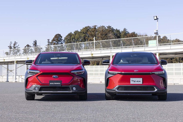 スバル版である「ソルテラ」（写真左）とフロントマスクを比べてみる。「bZ4X」のほうがよりシンプルな印象だ。