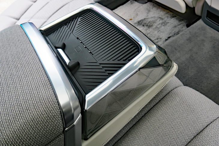 BMW i7 xDrive60eエクセレンス（リアセンターコンソール）