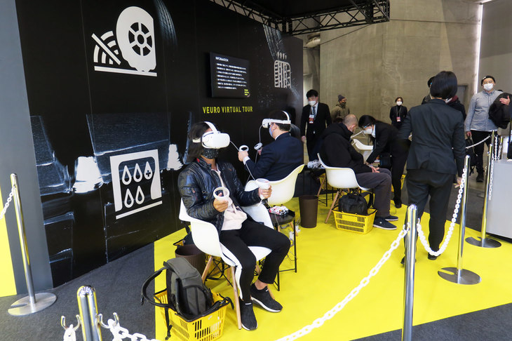 「ダンロップ・ビューロVE304」の特徴や、同製品に取り入れられた技術をVRで紹介するコーナー。こうしたコンテンツは、ダンロップの公式サイトでも体験できるようになっている。