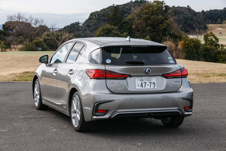 「CT200h」のボディーカラーは、“Fスポーツ”専用色として設定された2色を含め、全13色。今回の試乗車のボディーカラーはソニックチタニウム。